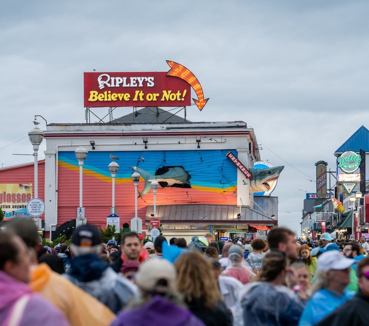 Boardwalk crowd at Oceans Calling